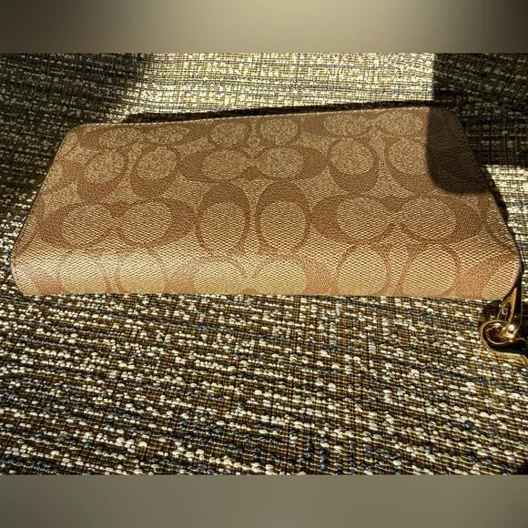 Coach x Peanuts Snoopy Patches Zip Around Accordion Wallet Wristlet - Picture 4 of 16